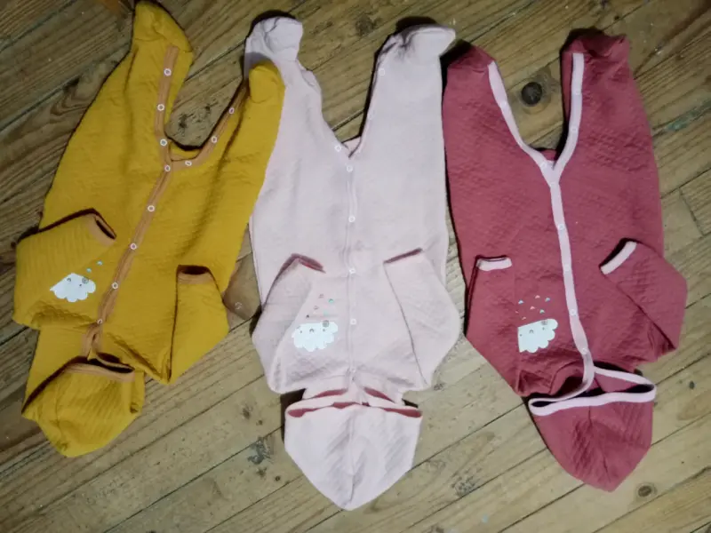 Lote de ropa de bebé en varios colores - 4