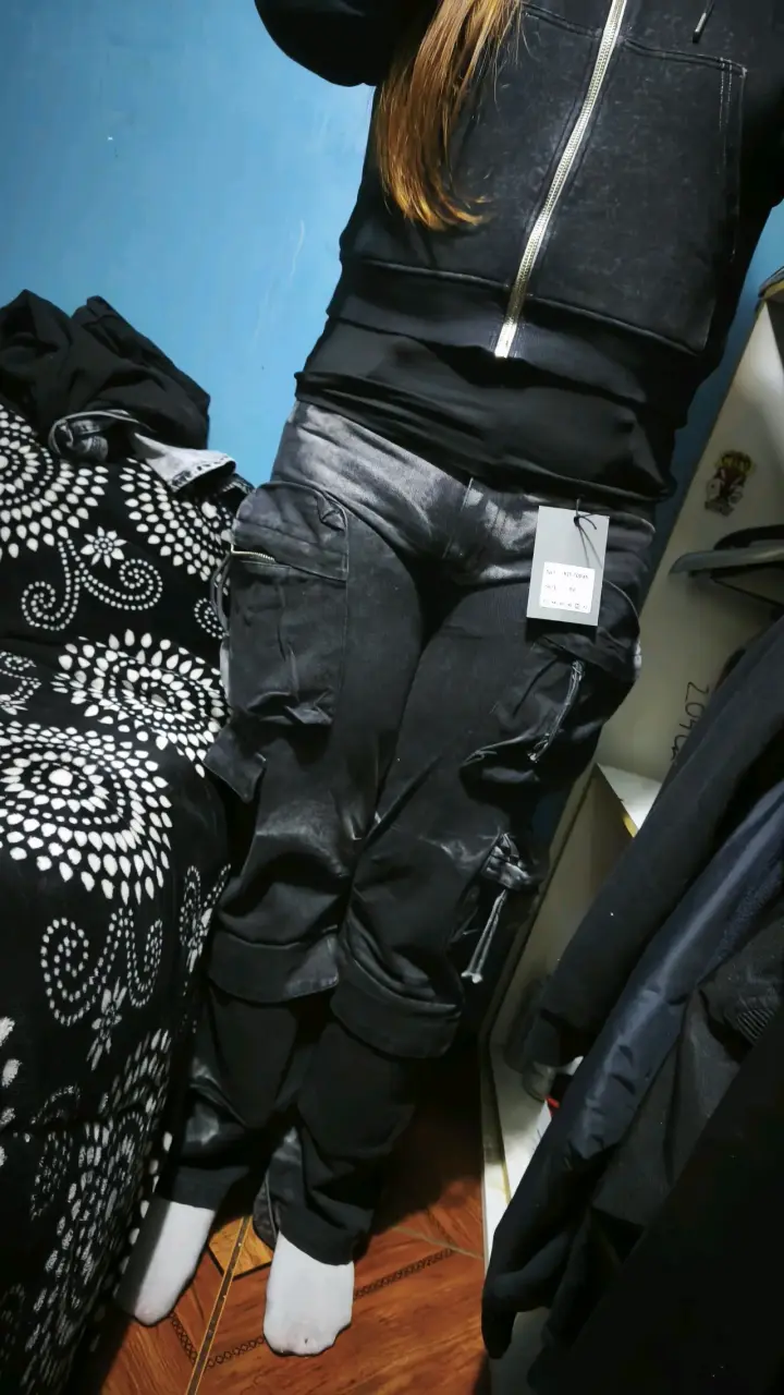 Pantalones cargo negros con diseño moderno - 1