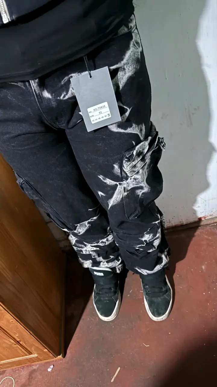 Pantalones cargo negros con diseño moderno - 2