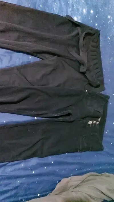 Pantalones negros de mujer con botones decorativos - miniatura 1