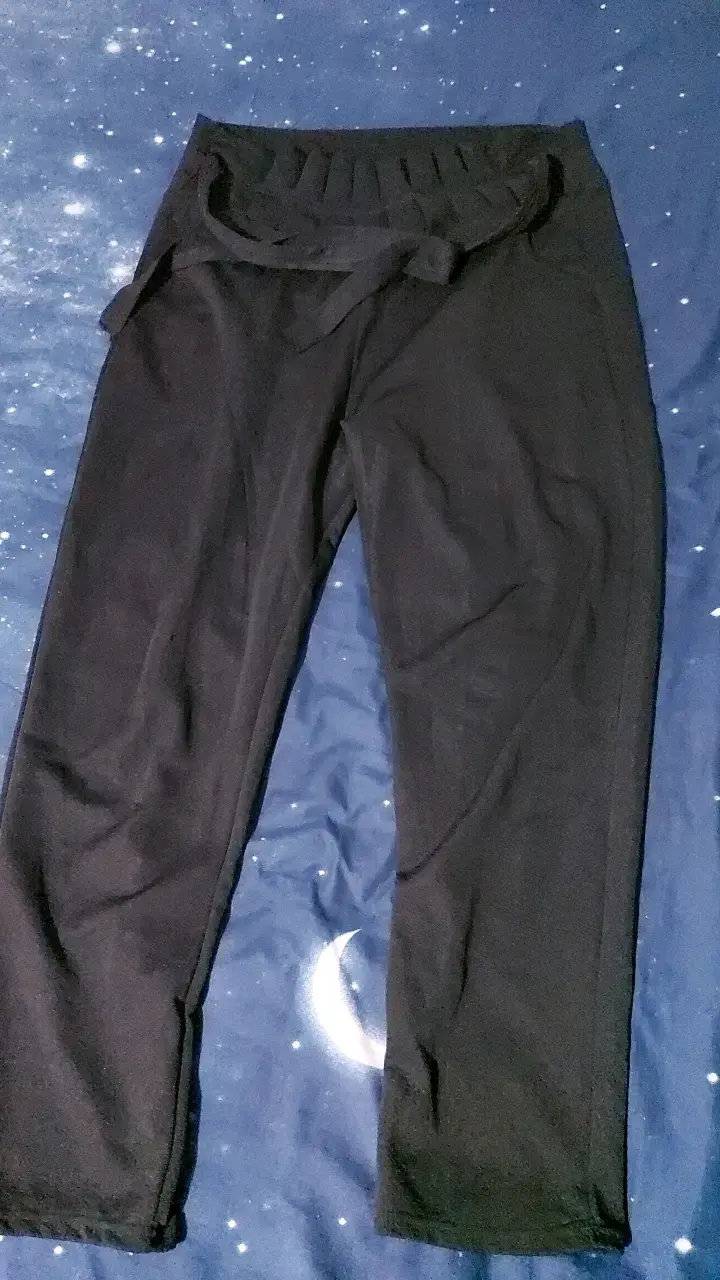 Pantalones negros de mujer con botones decorativos - 2