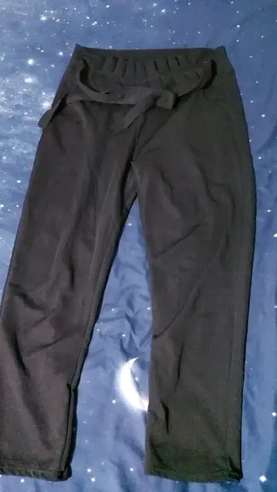 Pantalones negros de mujer con botones decorativos - miniatura 2