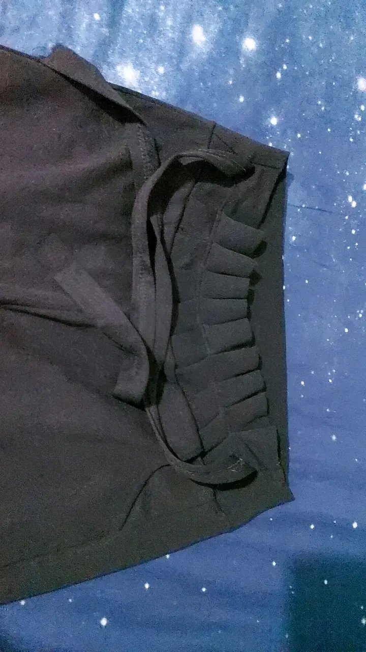 Pantalones negros de mujer con botones decorativos - 3