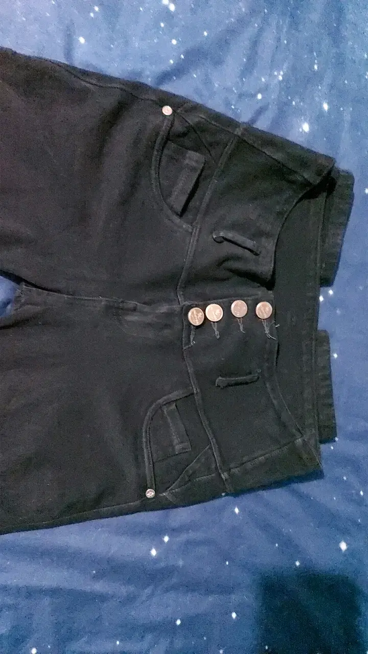 Pantalones negros de mujer con botones decorativos - 4