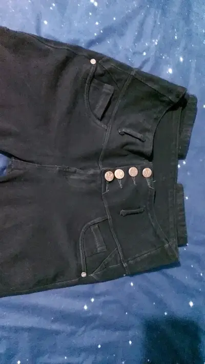 Pantalones negros de mujer con botones decorativos - miniatura 4