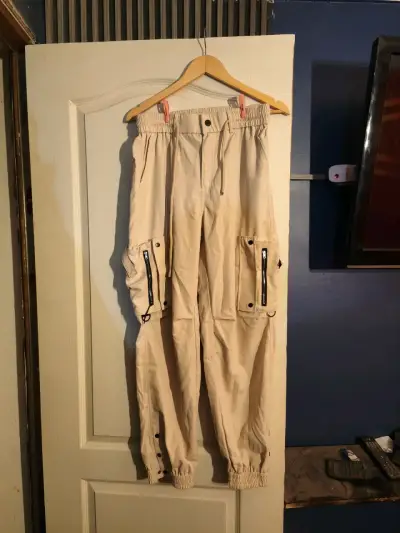 Pantalones cargo beige con bolsillos y cierre - miniatura 1