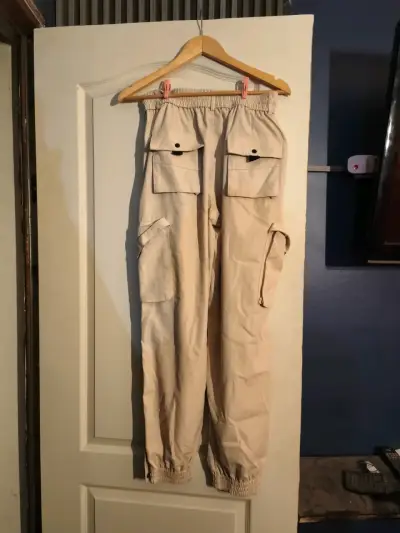 Pantalones cargo beige con bolsillos y cierre - miniatura 2