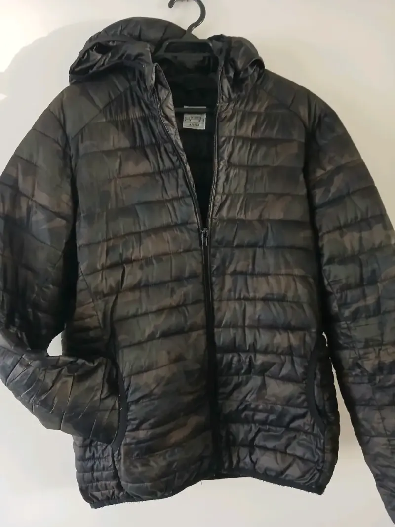 Chaqueta acolchada con capucha para hombre
