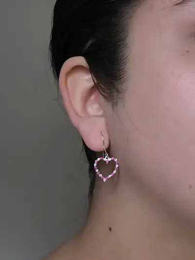 Aros colgantes de corazón con piedras rosas - miniatura 1