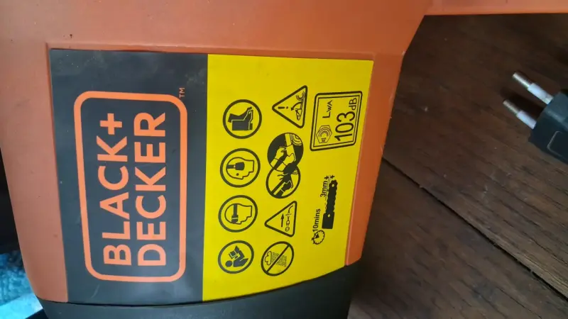 Motosierra eléctrica Black+Decker naranja - 2