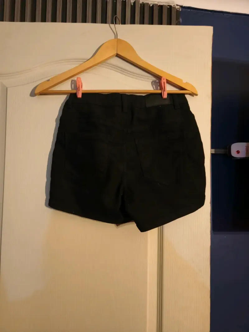 Shorts negros de mezclilla para mujer - 2