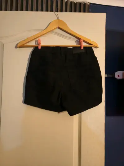 Shorts negros de mezclilla para mujer - miniatura 2
