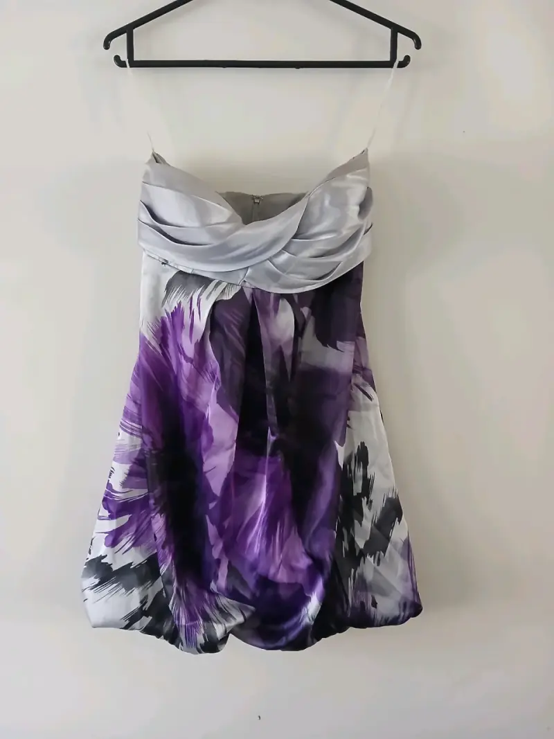 Vestido corto estampado morado y negro - 1