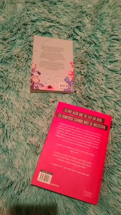 Libros 'Culpa Nuestra' y 'Sigue Lloviendo' en buen estado - miniatura 2