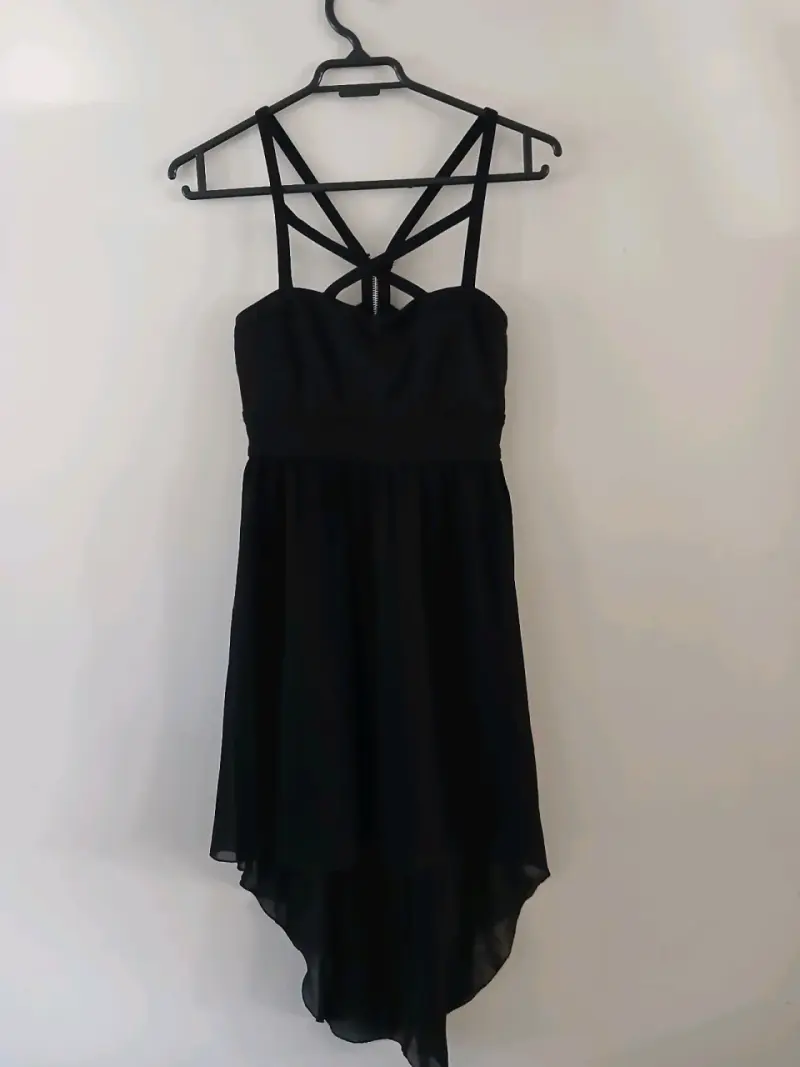 Vestido negro elegante Wet Seal con tirantes cruzados - 1