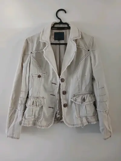 Chaqueta beige con costuras decorativas para mujer - miniatura 1