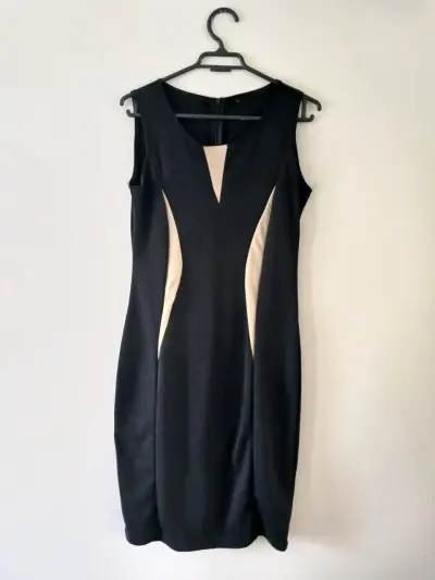Vestido negro con detalles beige elegante - miniatura 1