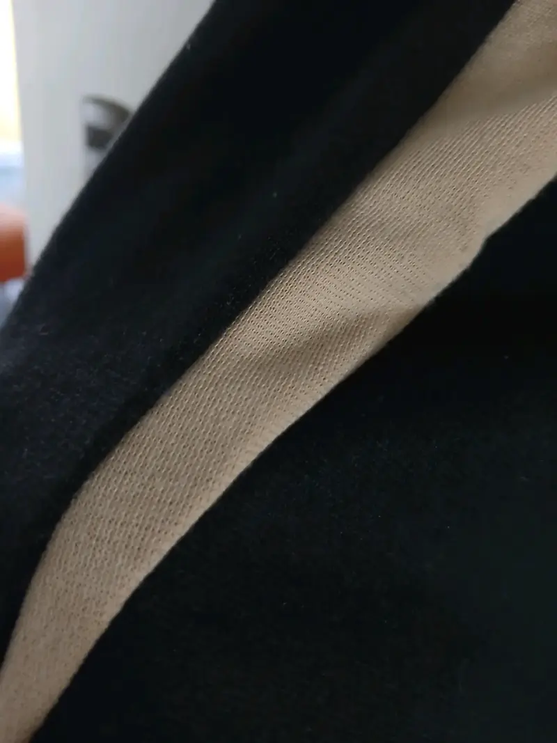Vestido negro con detalles beige elegante - 2