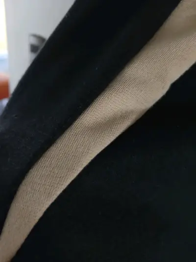 Vestido negro con detalles beige elegante - miniatura 2