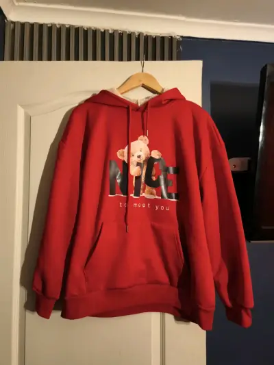 Polerón rojo con capucha y diseño de oso - miniatura 1