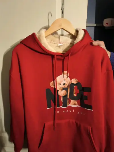 Polerón rojo con capucha y diseño de oso - miniatura 2