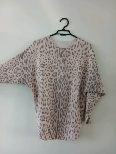 Blusa de mujer estampado animal print - miniatura 1