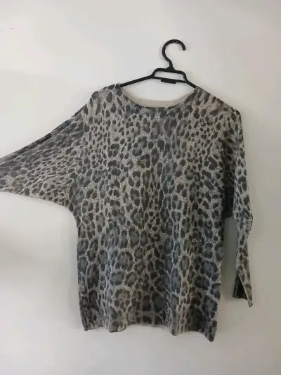 Suéter manga larga con estampado animal print - miniatura 1
