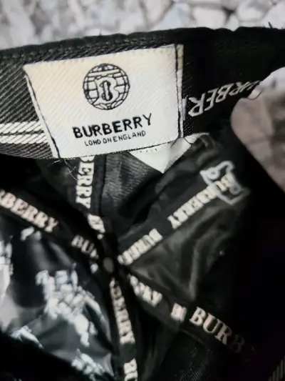 Gorra negra Burberry con logo clásico - miniatura 1