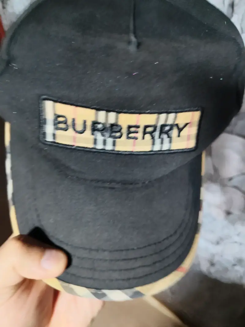 Gorra negra Burberry con logo clásico - 2