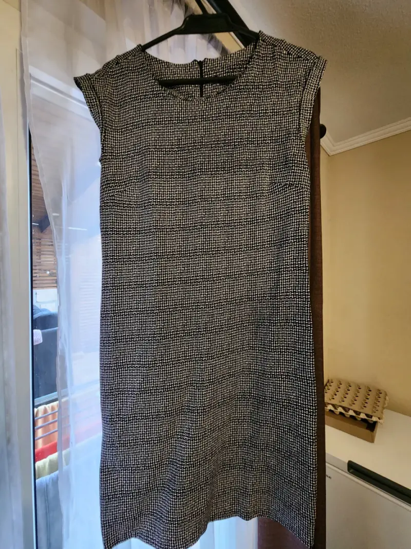 Vestido sin mangas gris con diseño tejido - 2