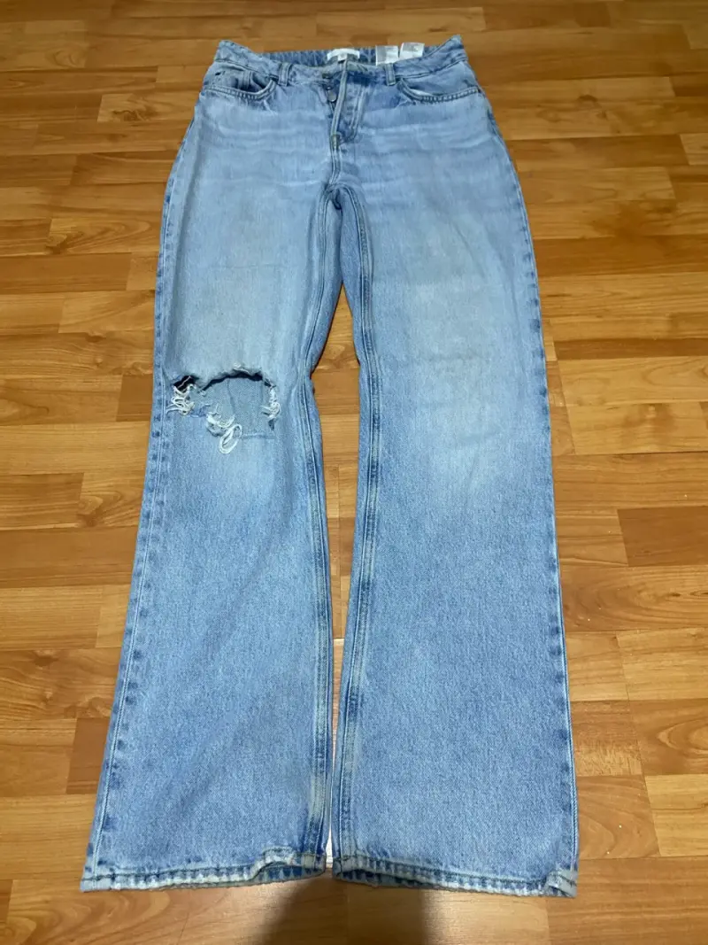 Jeans de mujer azul claro con diseño rasgado - 1