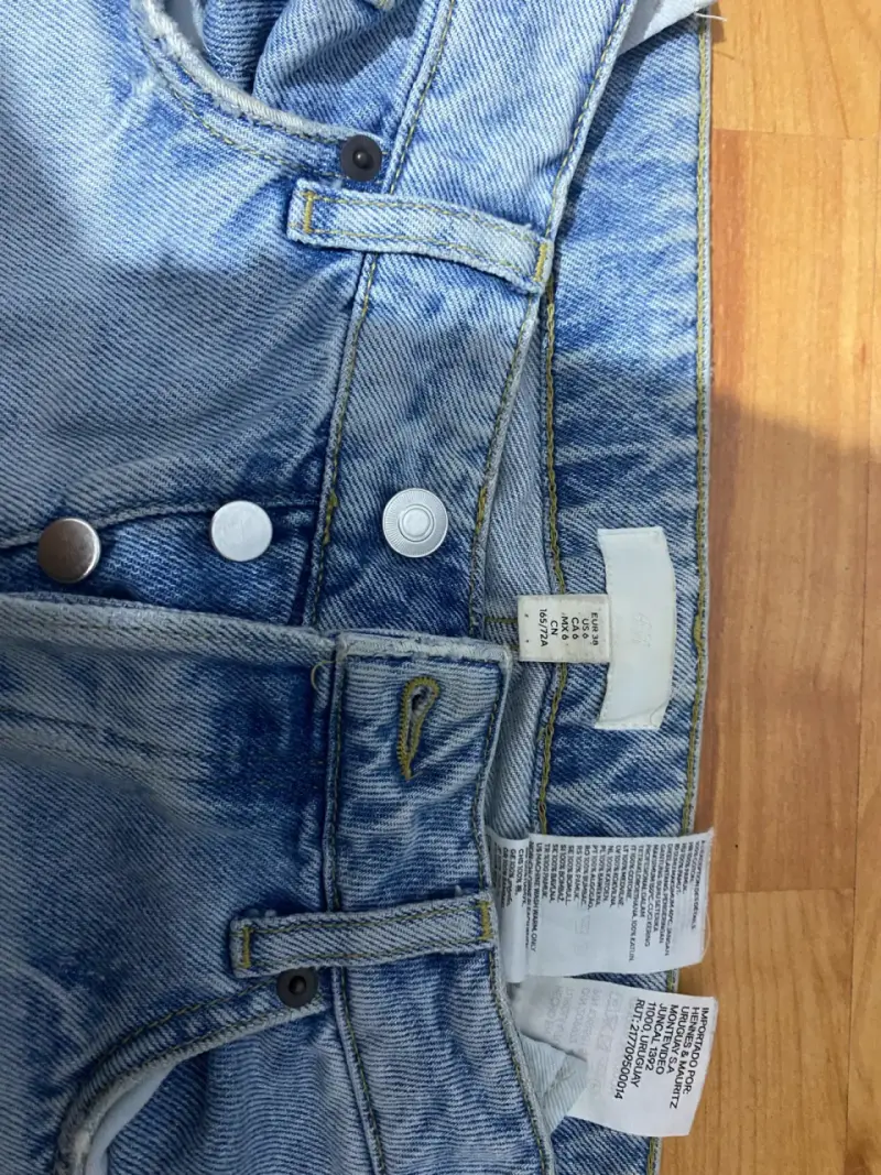 Jeans de mujer azul claro con diseño rasgado - 2