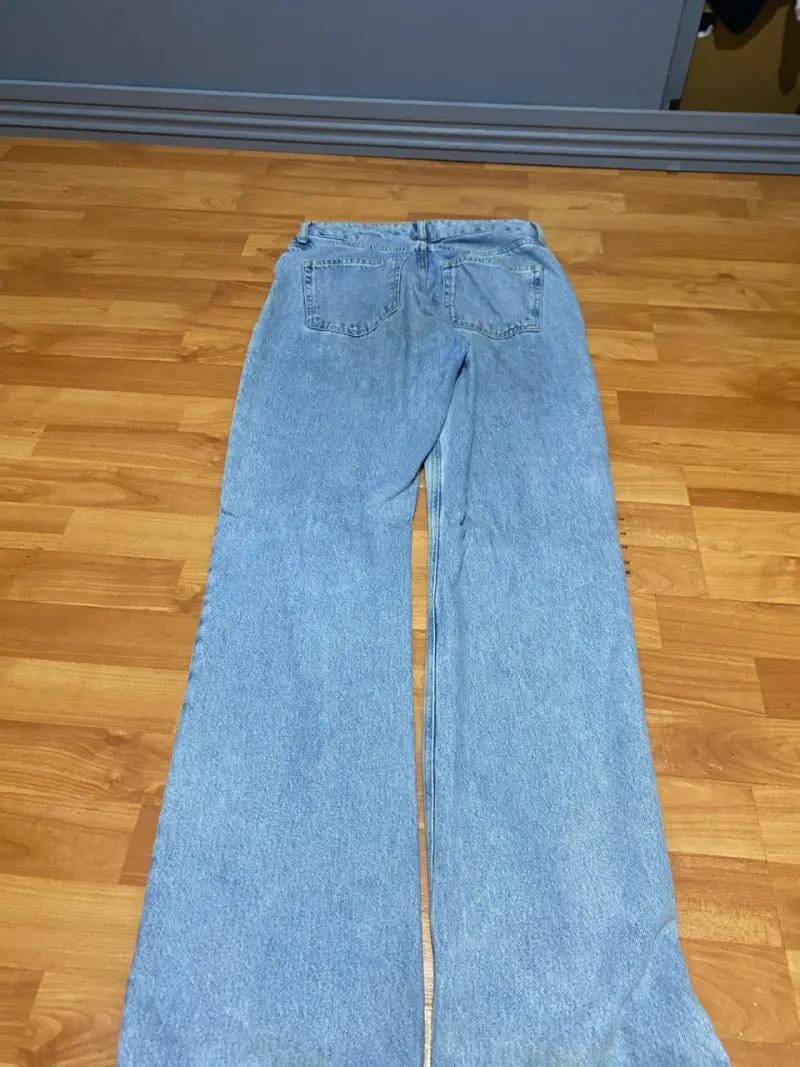 Jeans de mujer azul claro con diseño rasgado - 3