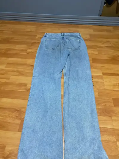 Jeans de mujer azul claro con diseño rasgado - miniatura 3