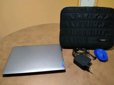 Laptop Lenovo con funda y mouse inalámbrico - miniatura 1