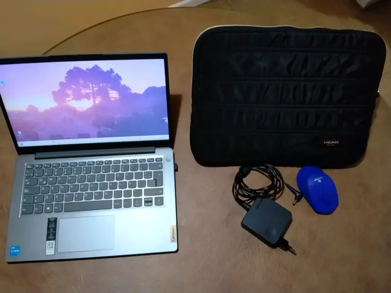 Laptop Lenovo con funda y mouse inalámbrico - 2
