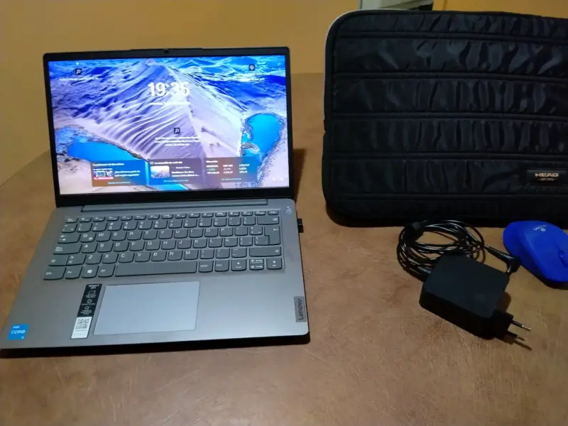 Laptop Lenovo con funda y mouse inalámbrico - 3