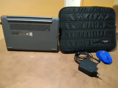 Laptop Lenovo con funda y mouse inalámbrico - miniatura 4