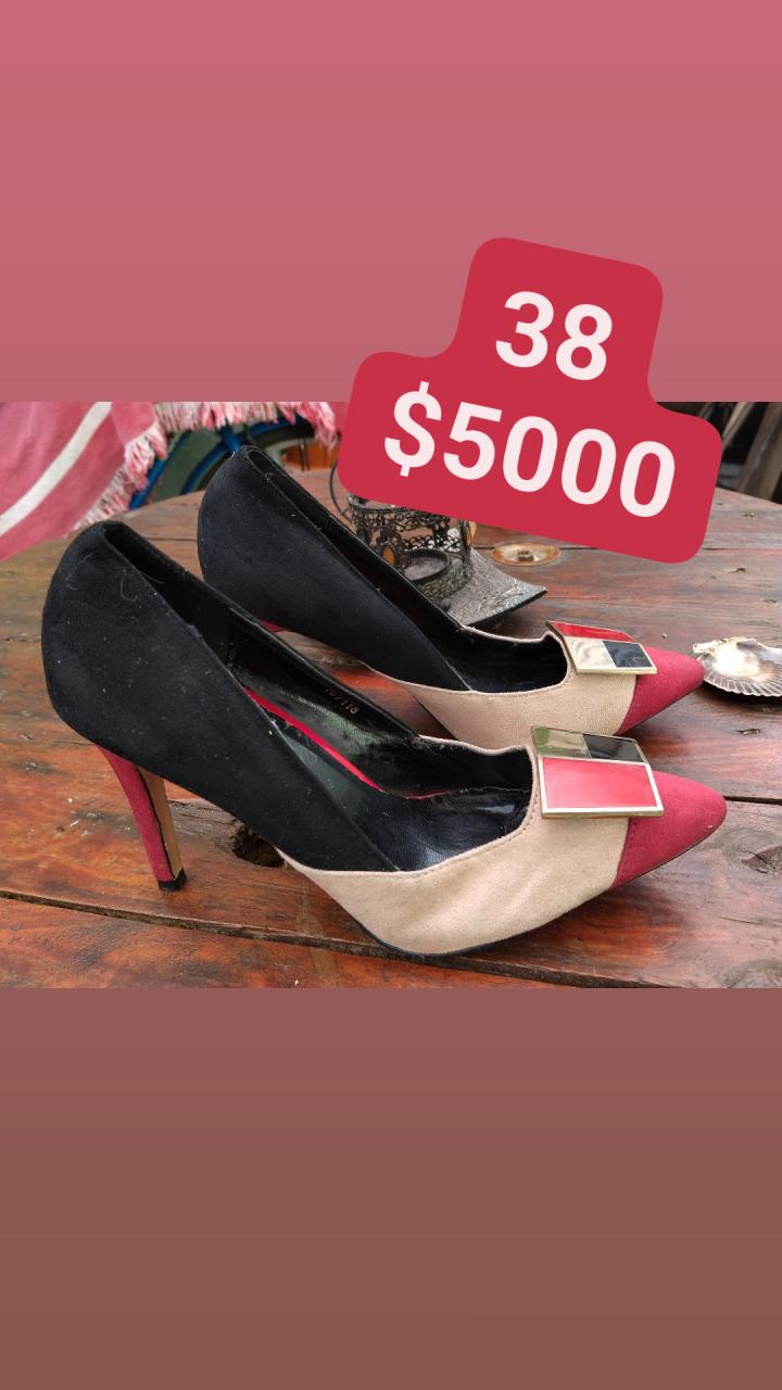 Zapatos de Tacón Negro con Detalles Talla 41 - 2