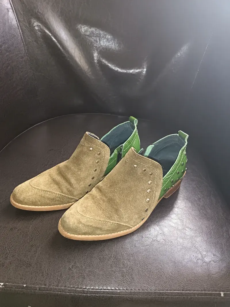 Botines de cuero verde con tachas para mujer - 2