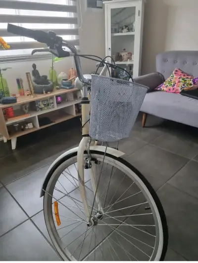 Bicicleta de paseo beige con canasto - miniatura 2