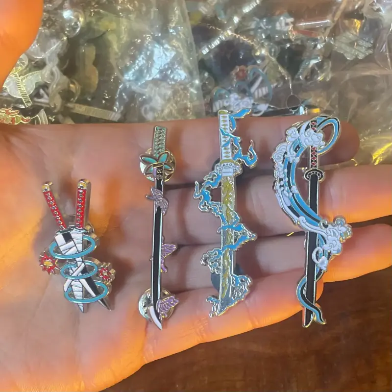 4 Pines de Demon Slayer Katanas - 1