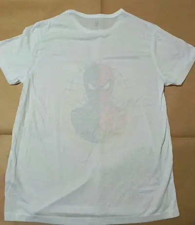Polera blanca con diseño de Spiderman - miniatura 3