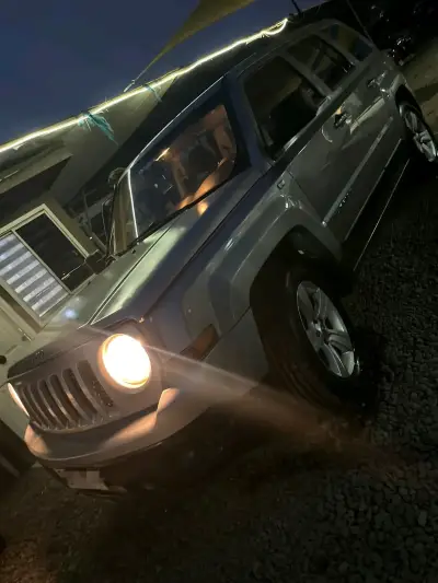Jeep Patriot 2014 en buen estado - miniatura 1