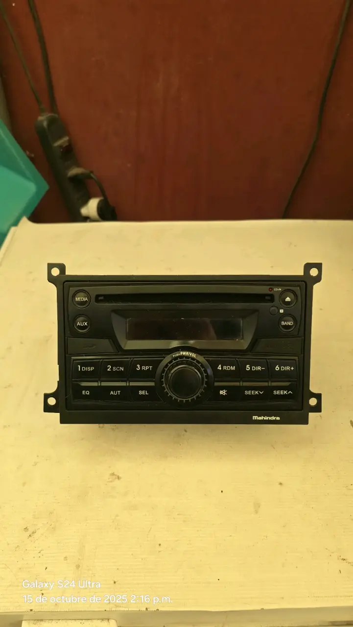 Radio de auto Mahindra con CD y AUX - 1
