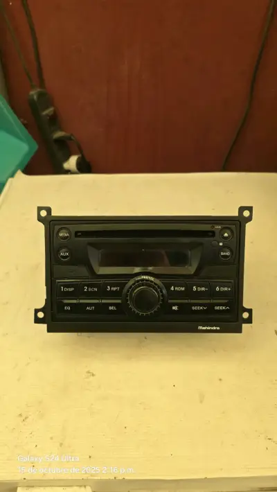 Radio de auto Mahindra con CD y AUX - miniatura 1