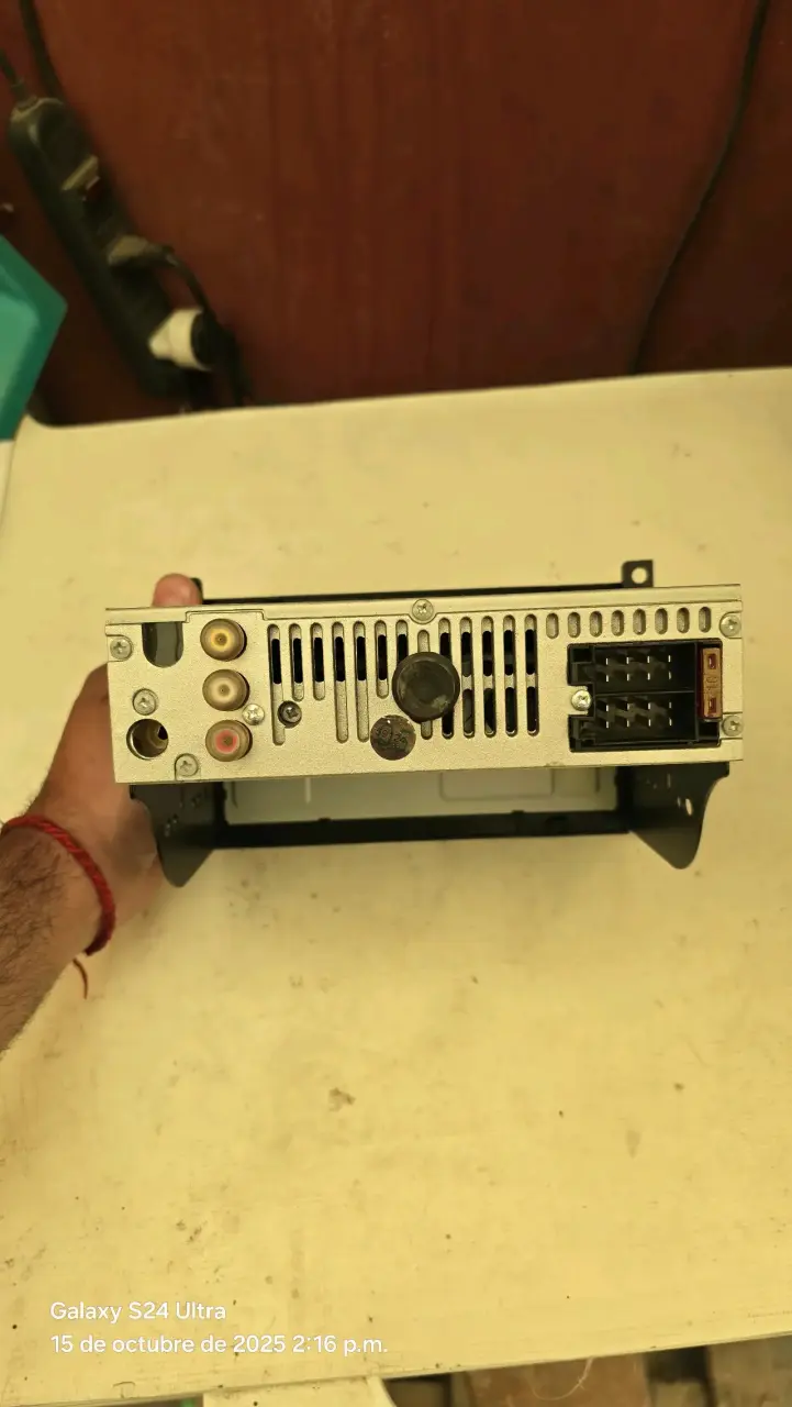 Radio de auto Mahindra con CD y AUX - 2