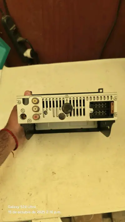 Radio de auto Mahindra con CD y AUX - miniatura 2