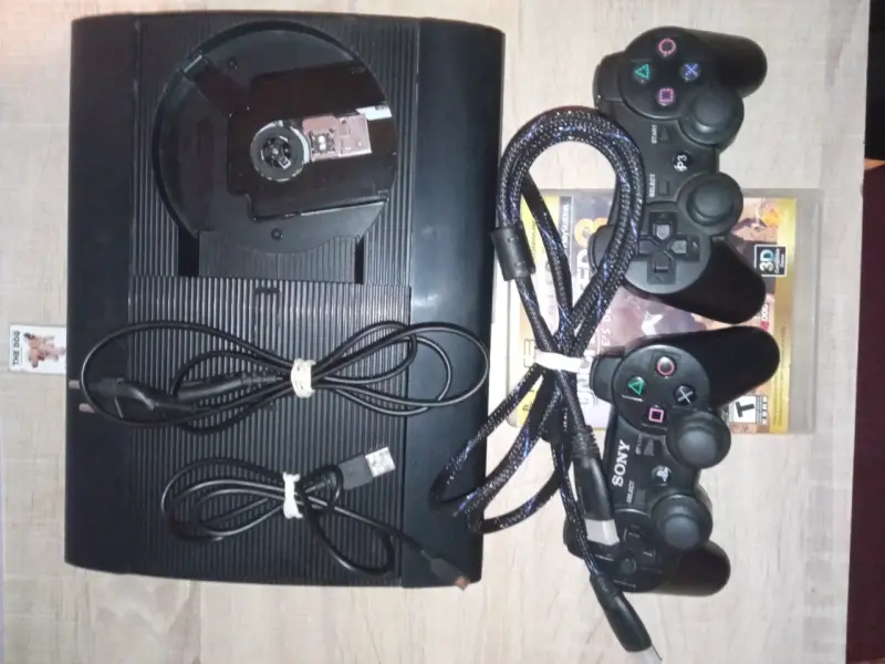 PlayStation 3 + 2 controles desblo shipiada - 2