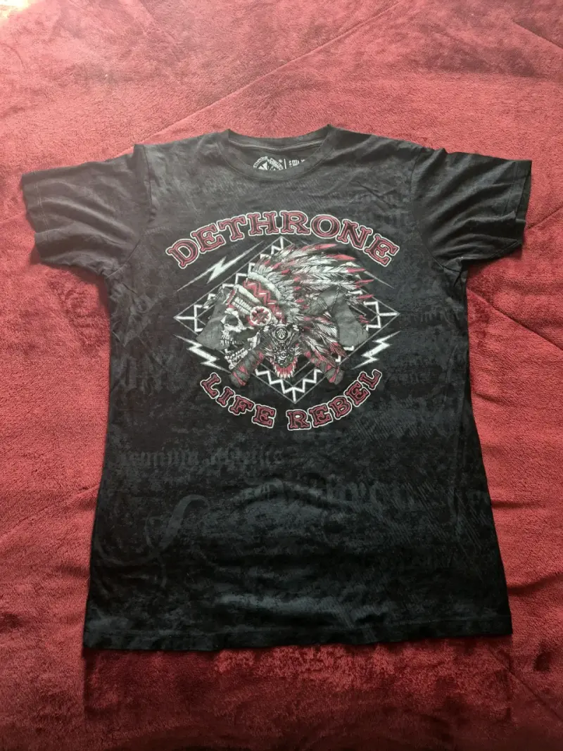 Polera Dethrone Life Rebel con diseño de calavera - 3